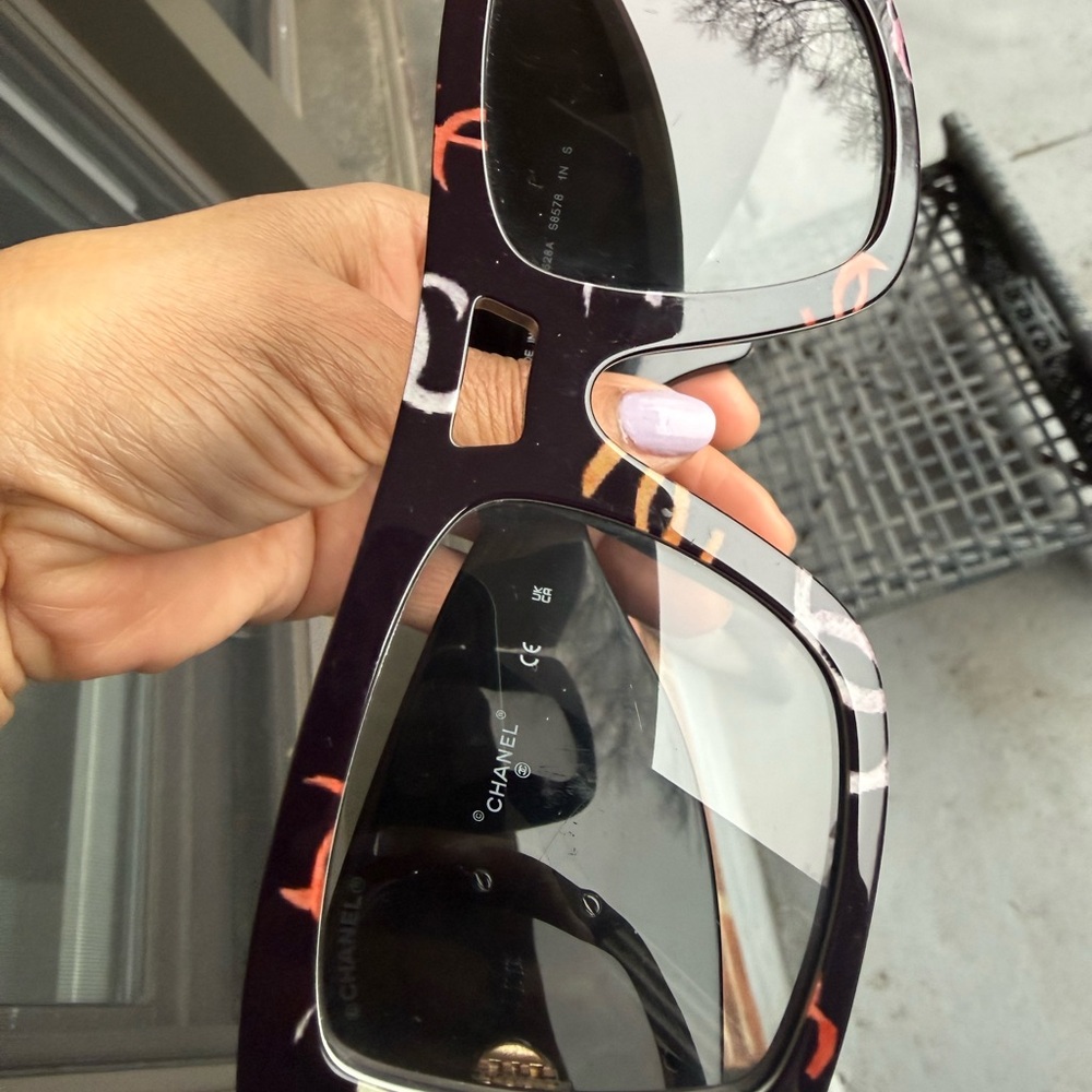 CHANEL Black Sunglasses with Subtle Monogram Accent Runway - Picture 3 of 3